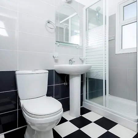Caspian Flat 305 * לרנקה